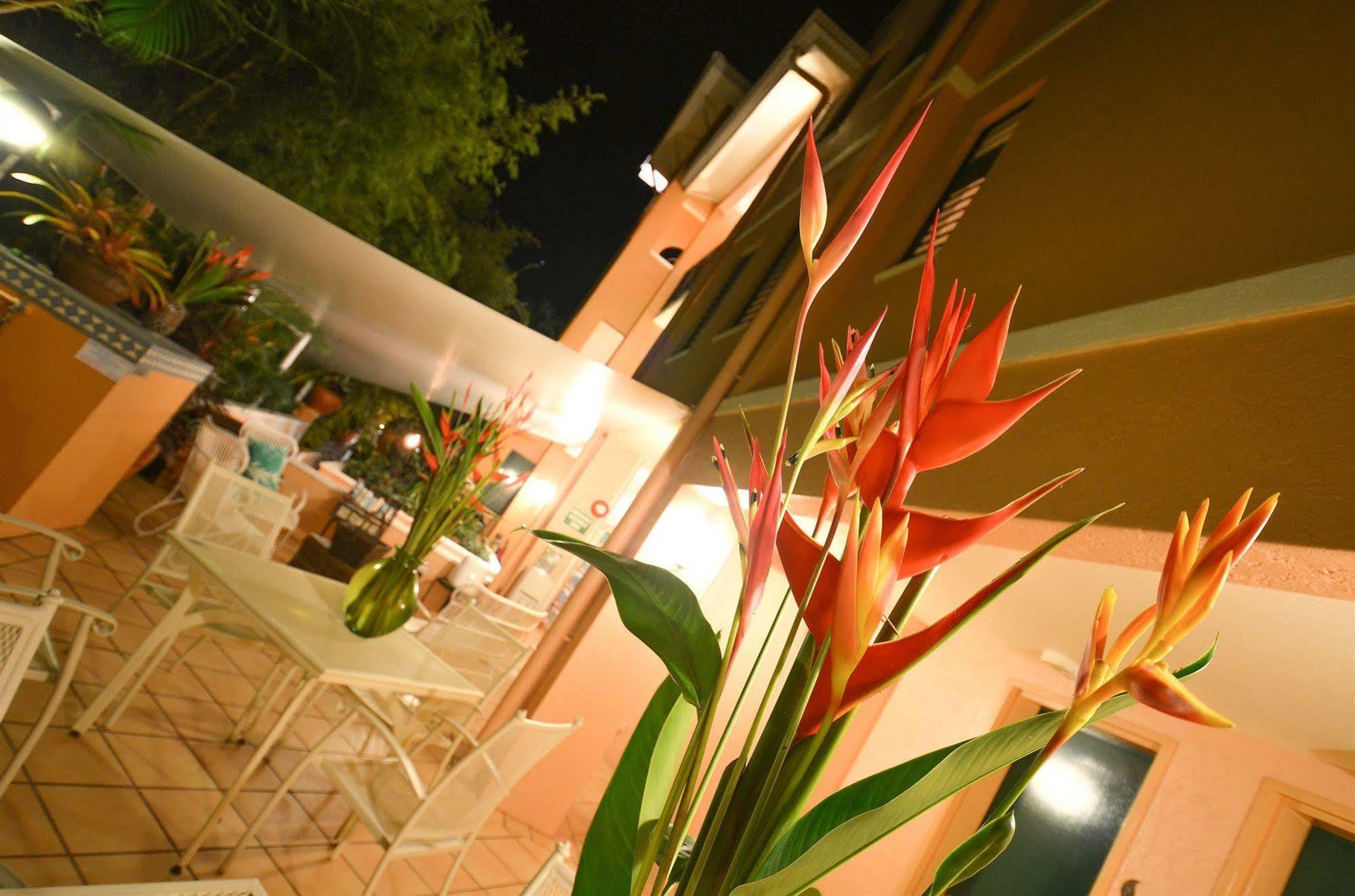Martinique On Macrossan Aparthotel Port Douglas Buitenkant foto